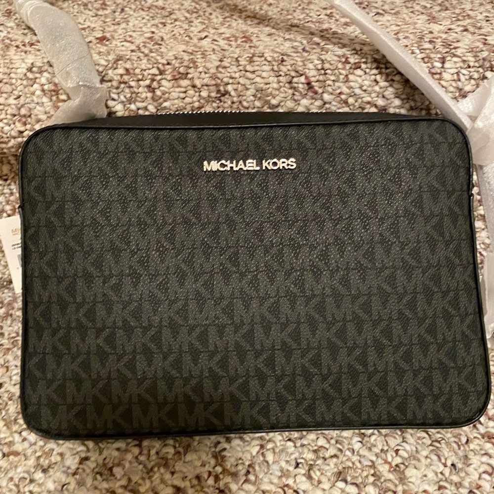 Jet Set Medium Camera Crossbody bag